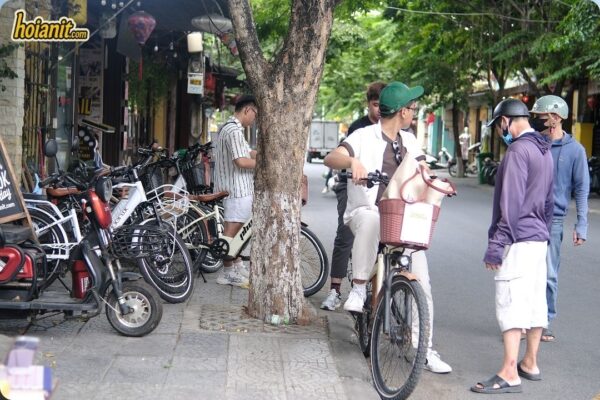 Location de moto à Hoi An — vélos et scooters électriques devant la boutique