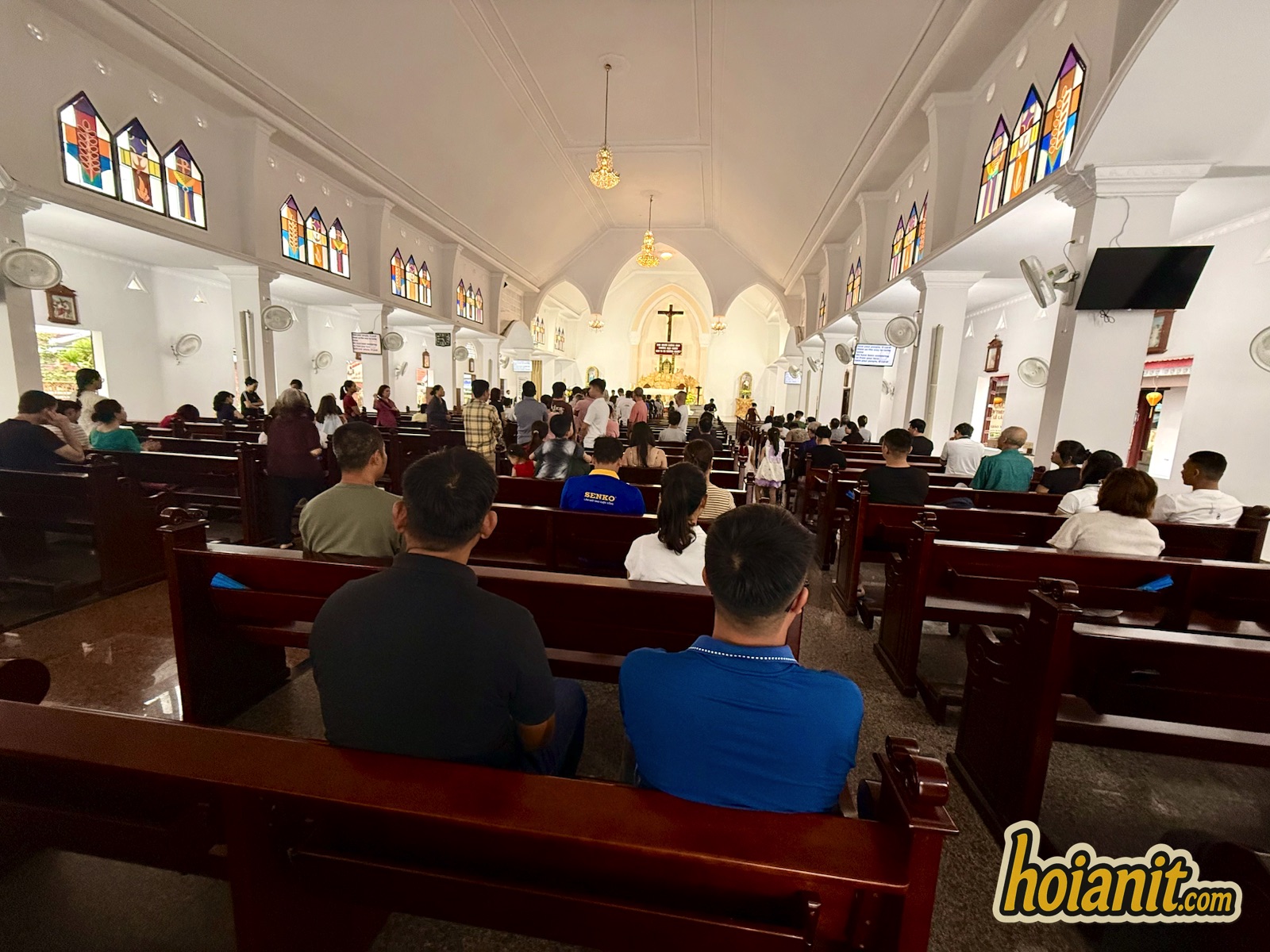 Giáo dân dự thánh lễ bên trong Nhà thờ Công giáo Hội An