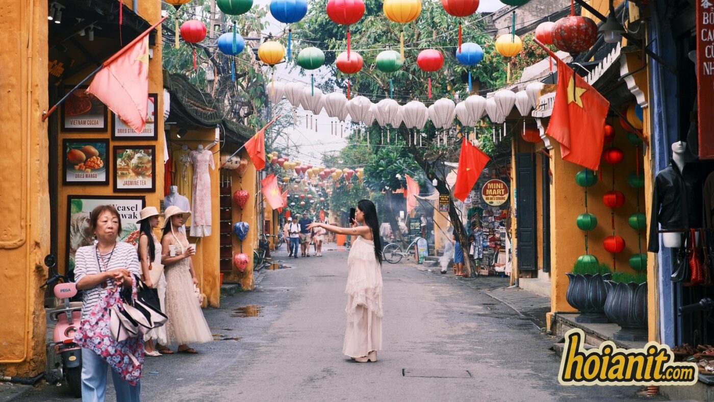 Hoi An lantern street tourists ao dai