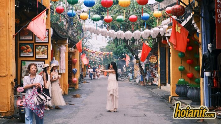Hoi An lantern street tourists ao dai