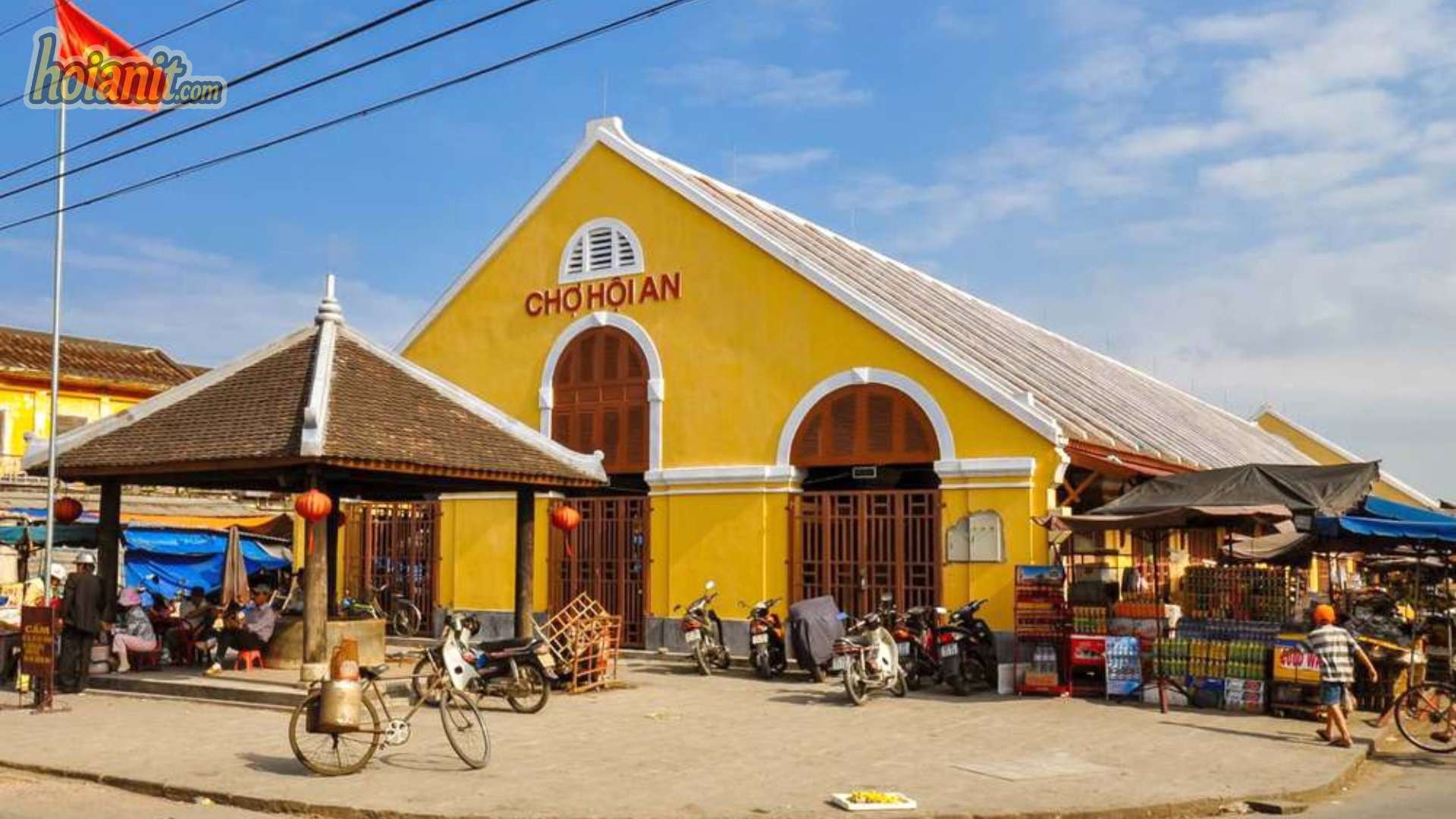 Mặt tiền nhà lồng chợ Hội An màu vàng ở 01 Trần Phú