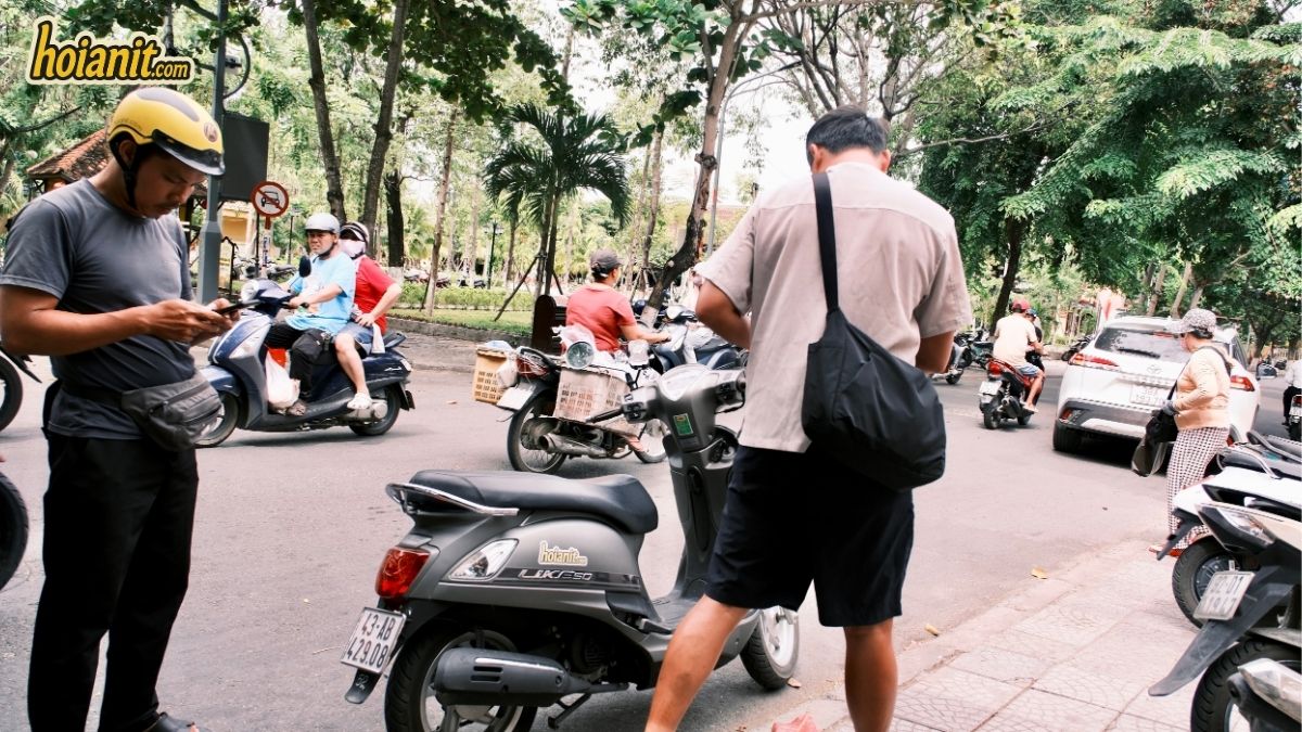 hoi an motorbike rental chinese1 会安街头骑摩托车 — 游客佩戴头盔取车 | Anh Khoa 摩托车租赁