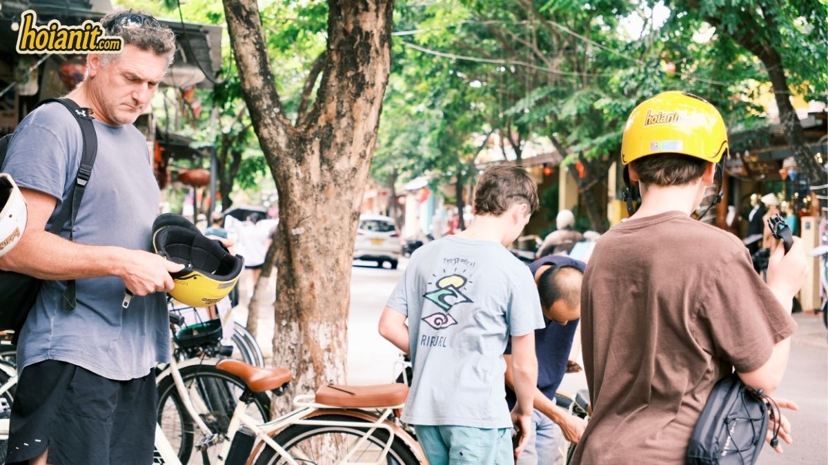 hoi an motorbike rental chinese2 一家人在会安古城租自行车,佩戴 Anh Khoa 黄色头盔