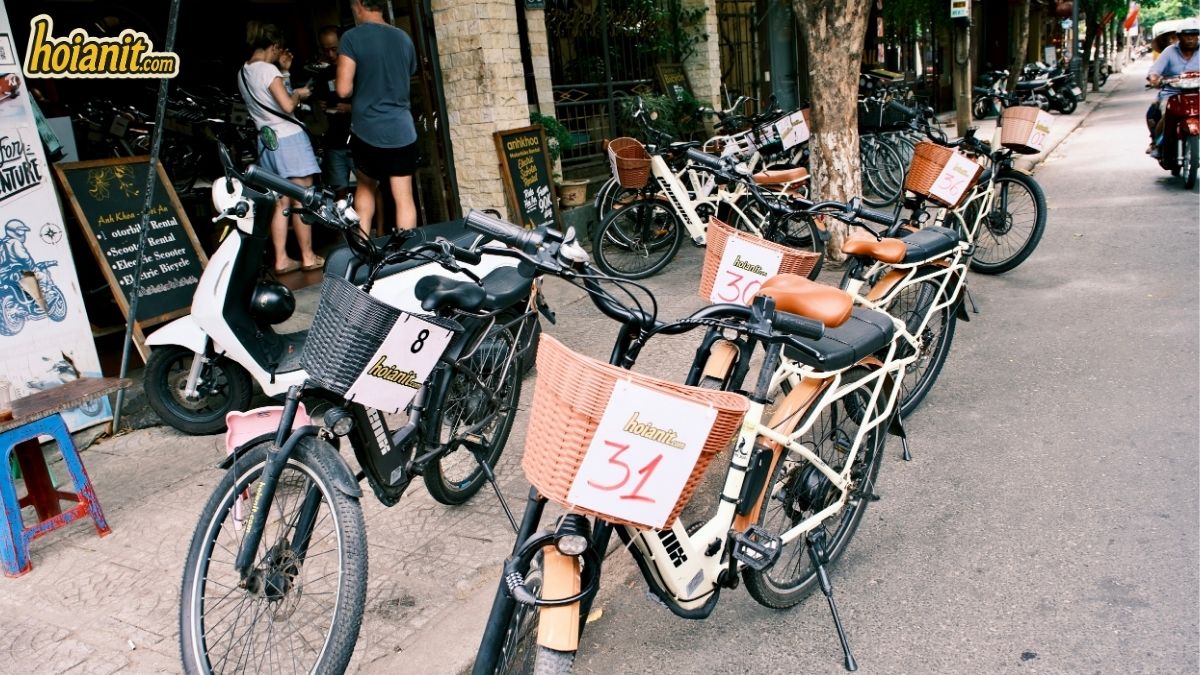 hoi an motorbike rental chinese3 Anh Khoa 门店前的电动自行车车队,车篮带编号