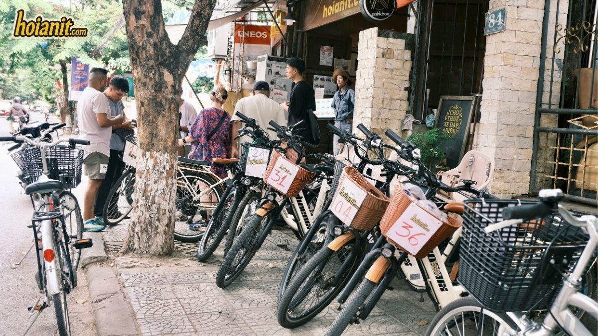 hoi an motorbike rental japanese1 ホイアン 電動自転車 レンタル — かご付きレンタサイクルの車列 Anh Khoa