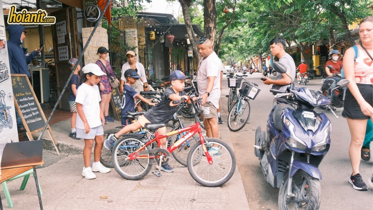 hoi an motorbike rental japanese3 ホイアン旧市街でレンタサイクルを利用する観光客 — 子供用自転車もレンタル可能