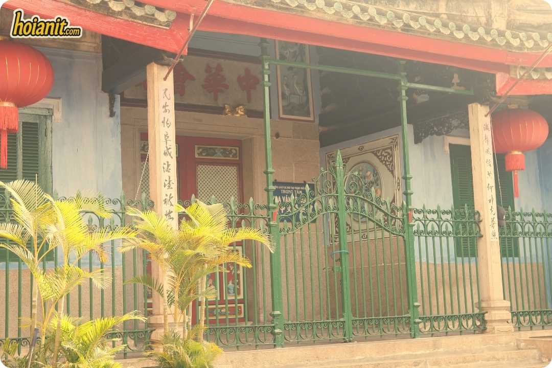 Hoi An old town street where luggage storage Hoi An stays informal, with no lockers in the heritage zone
