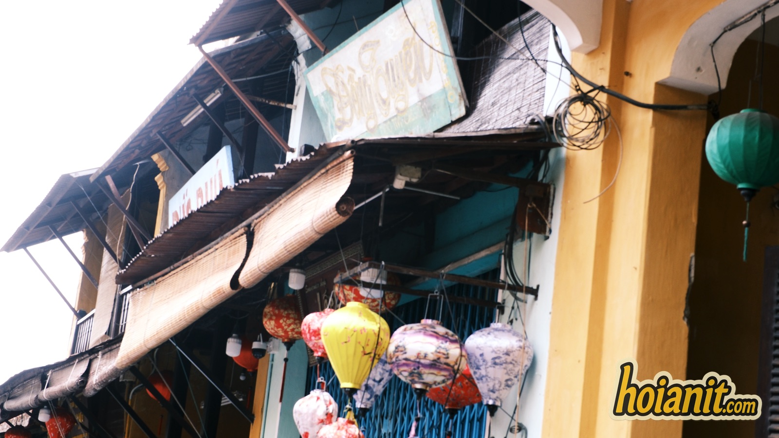 hoi an1 Đèn lồng treo trước hiên nhà cổ Hội An lúc sáng sớm