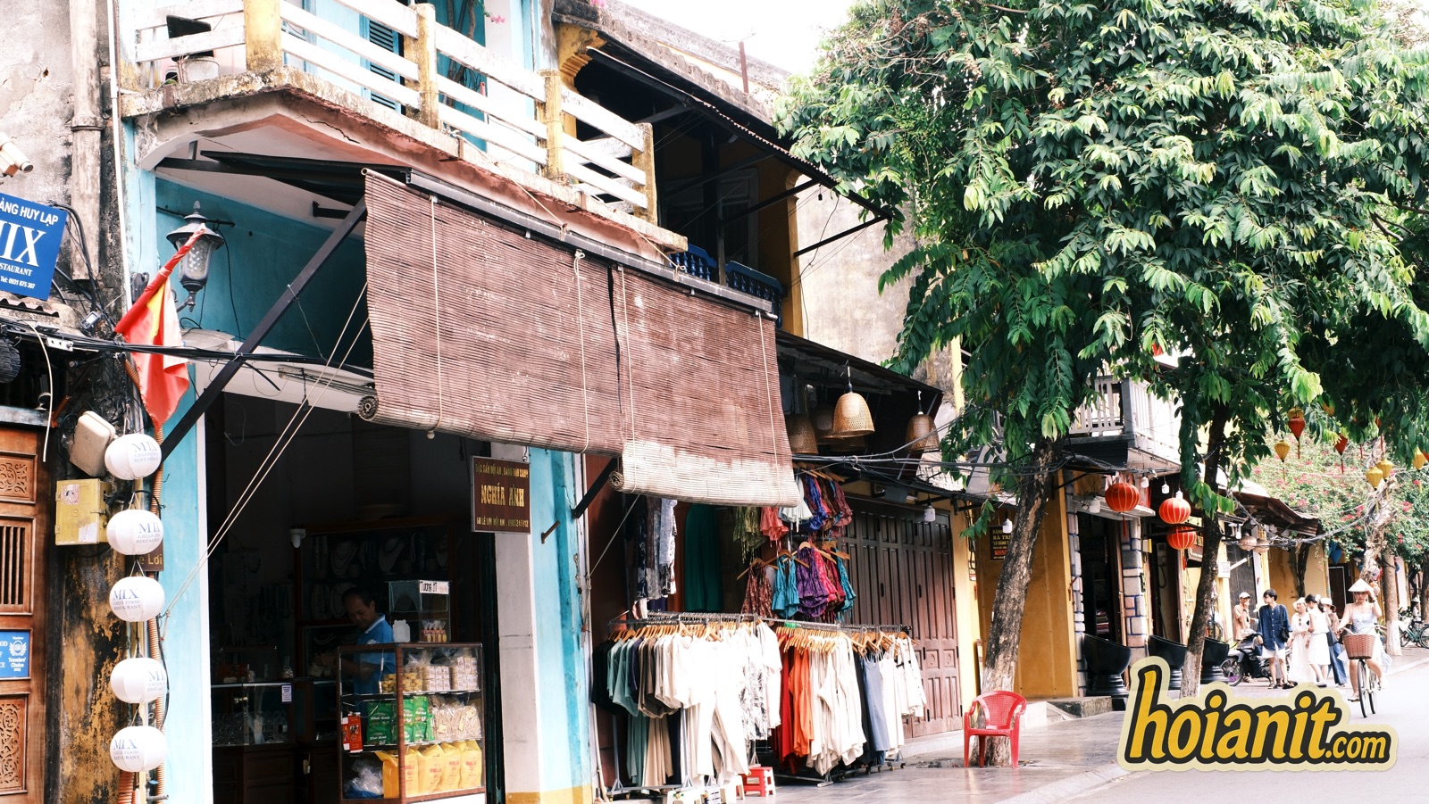 hoi an2 Dãy nhà cổ đường Trần Phú Hội An với sạp hàng và mành tre