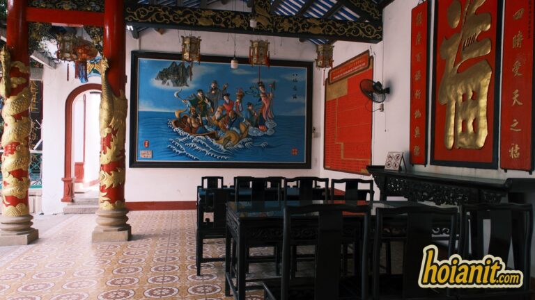 Gian bên với bức Bát Tiên quá hải và bàn ghế gỗ sẫm