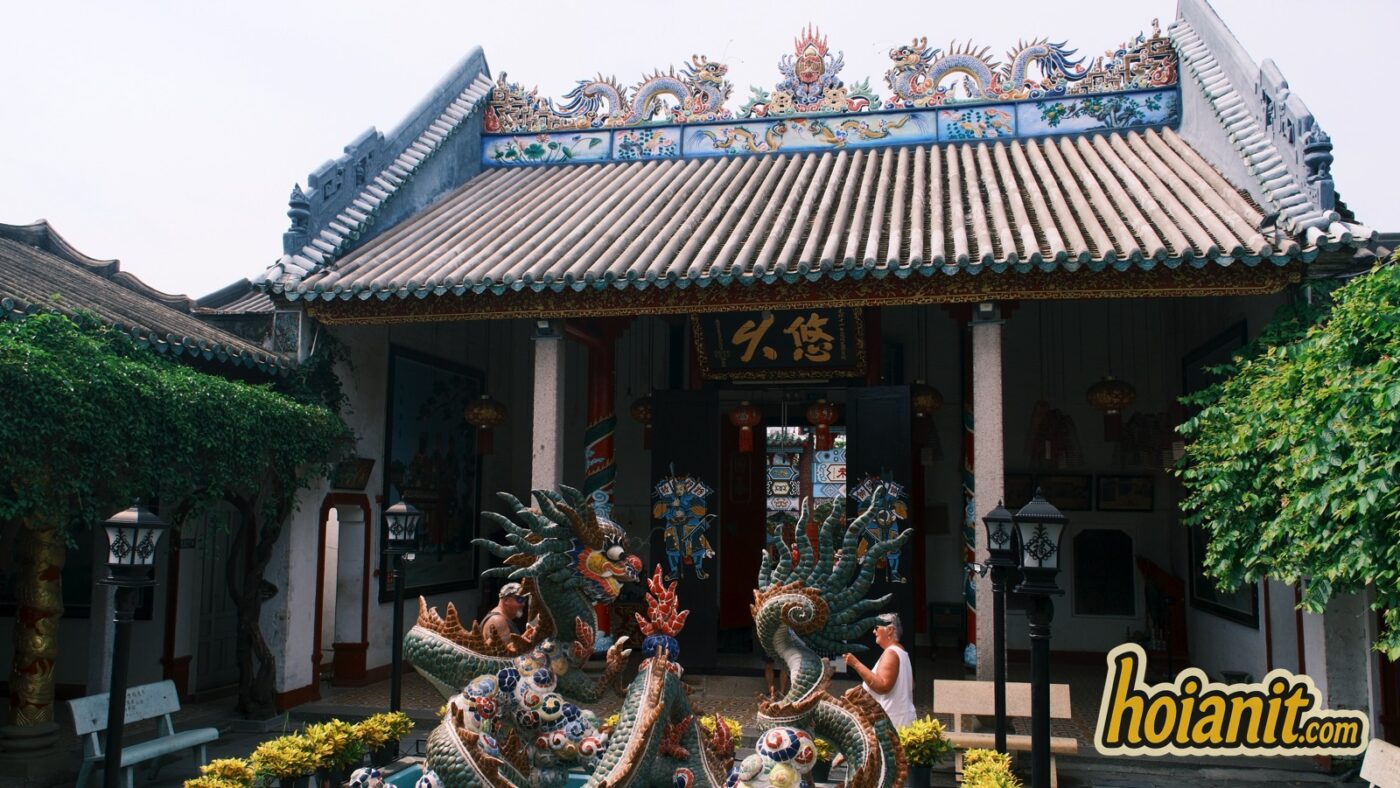 Sân Hội quán Quảng Đông với hồ rồng gốm và chính điện phía sau