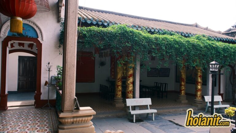 Hành lang có ghế băng và nền gạch hoa