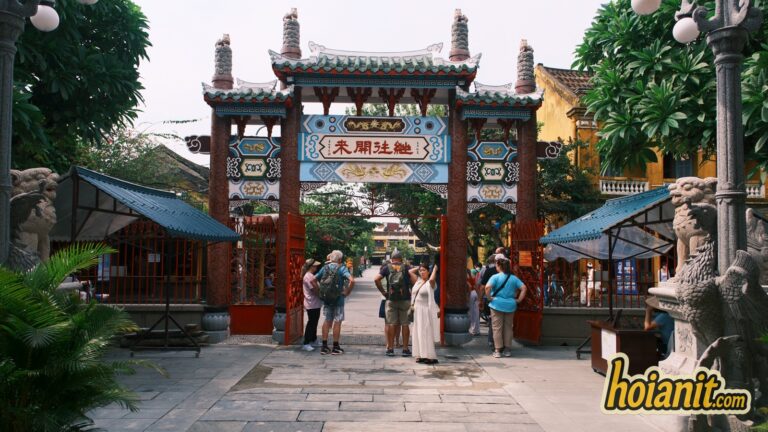 Cổng tam quan nhìn từ sân trong, hai bên có sư tử đá
