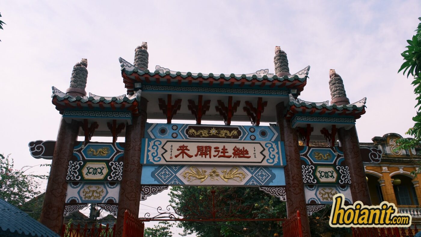 Cổng tam quan trang trí của Hội quán Quảng Đông Hội An