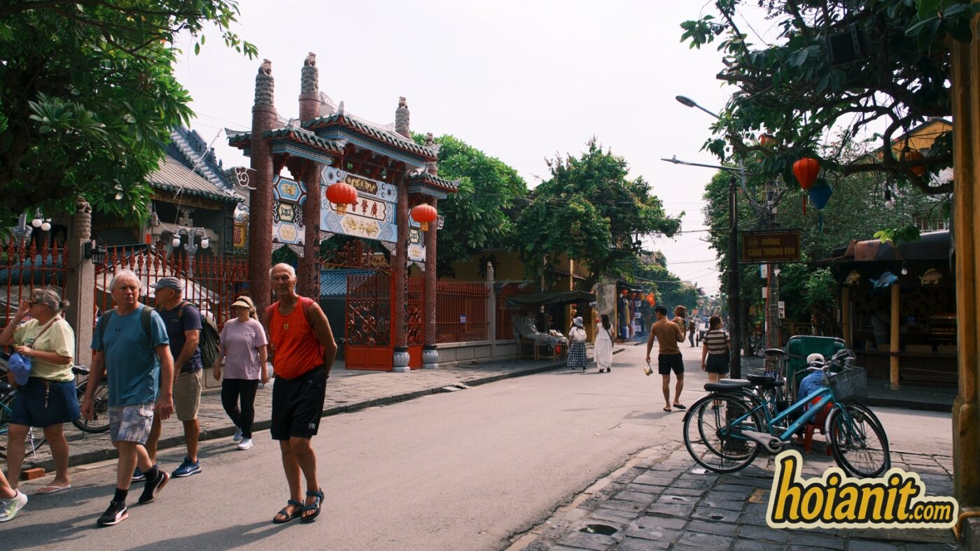 Du khách đi ngang cổng Hội quán Quảng Đông trên đường Trần Phú, Hội An