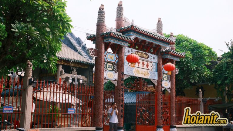 Cổng tam quan nhìn từ đường Trần Phú với đèn lồng đỏ