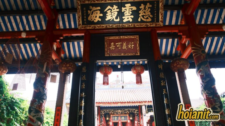Cột chạm rồng và hoành phi sơn son thếp vàng ở tiền điện