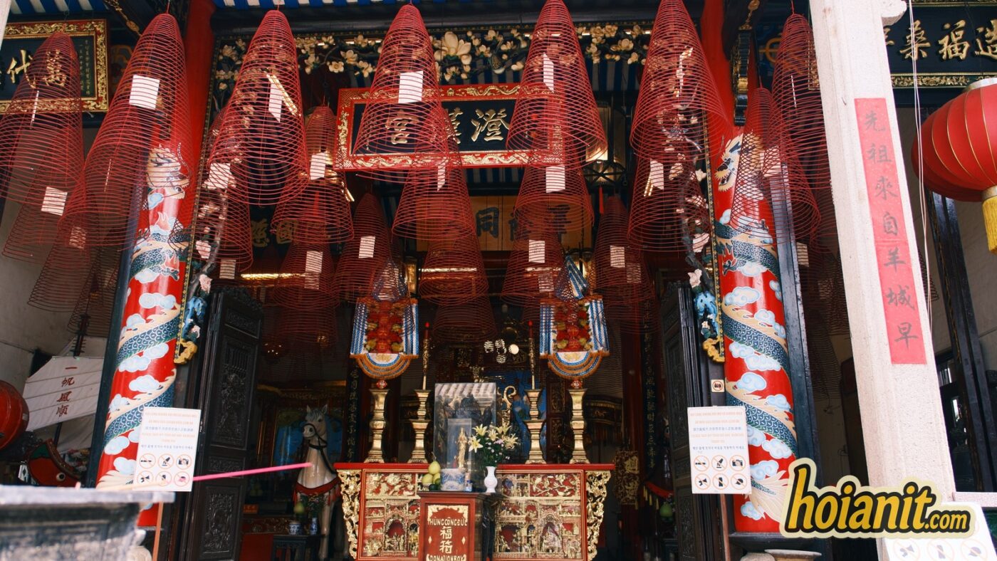 Ban thờ chính Hội quán Quảng Đông với cột chạm rồng và nhang vòng