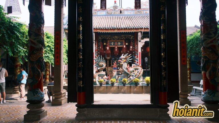Nhìn xuyên gian giữa vào ban thờ có tượng rồng