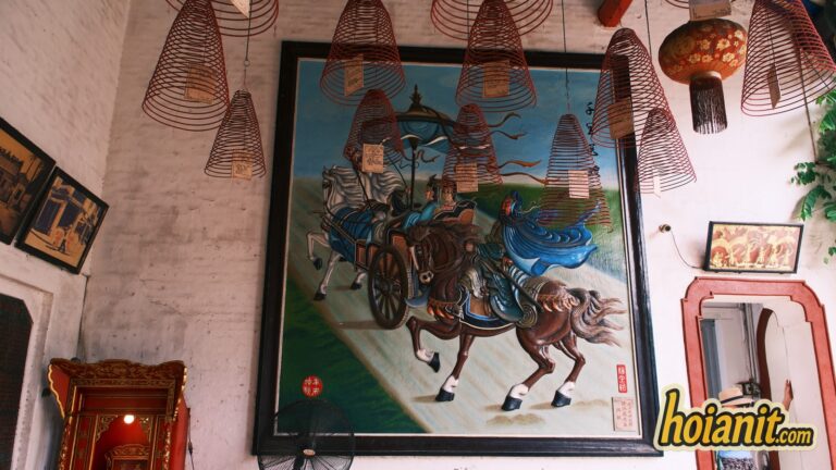 Bức tranh khung lớn vẽ cảnh chiến xa treo trong hội quán