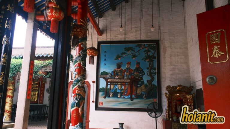 Tranh tường vẽ các nhân vật mặc áo dài bên cột chạm rồng