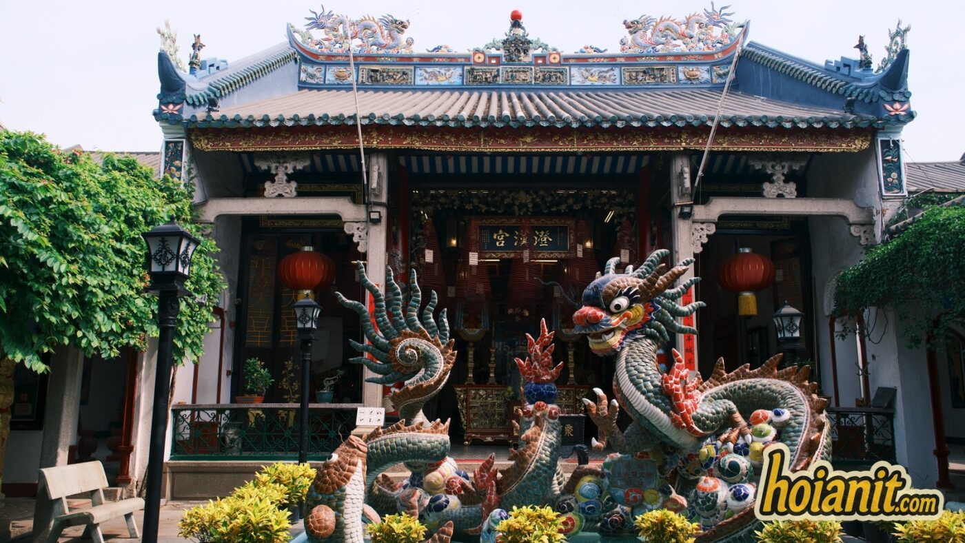 Hồ rồng ghép gốm ở sân Hội quán Quảng Đông, Hội An