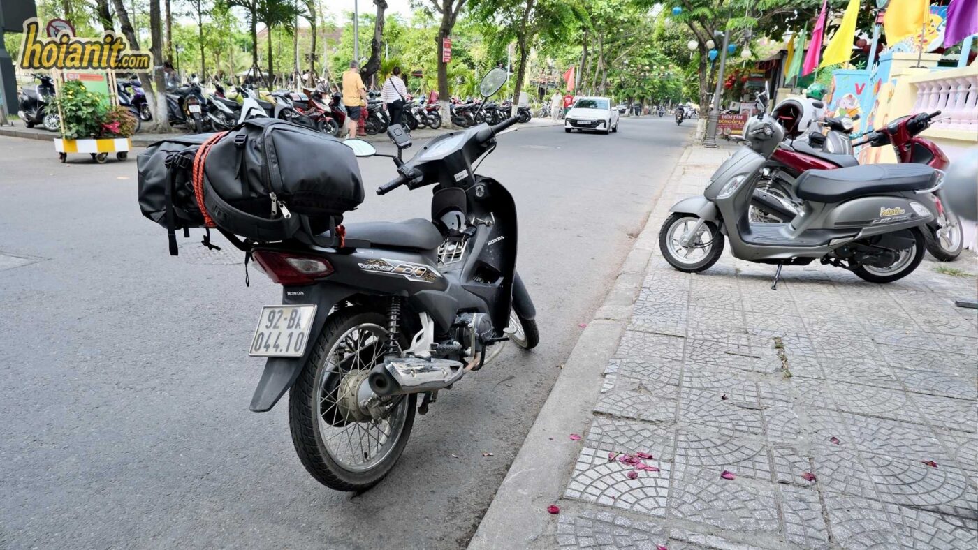 honda wave black motorbike luggage hoi an street Honda Wave semi-automatic with luggage strapped on, the bike most riders pick for a Cao Bang motorbike rental