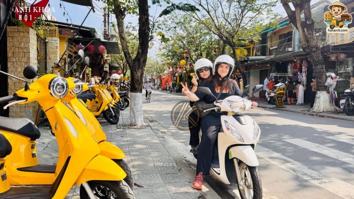 Tourist receiving a 50cc scooter rental at hotel in Hoi An from Anh Khoa team