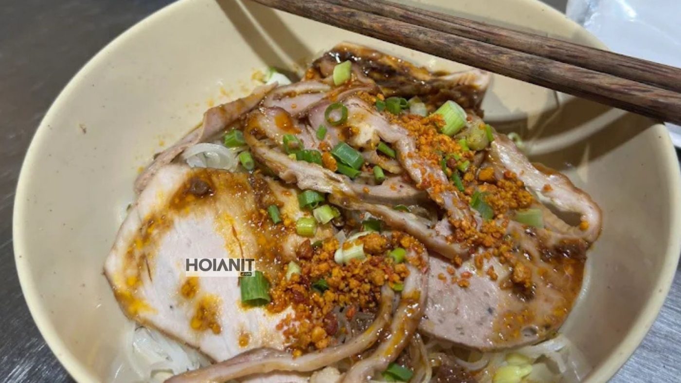 Quán nổi bật vì phục vụ cả hai món Cao Lầu & Hủ Tiếu. Hủ tiếu sợi dai, nước lèo thanh ngọt, topping đầy: thịt, chả bò, gan, bao tử, rau thơm, đậu phộng và hành chua nhẹ 