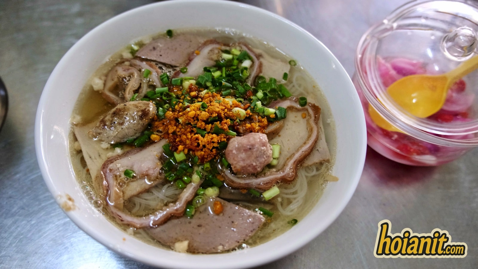 Xe hủ tiếu Ông Toản đối diện 49 Phan Châu Trinh Hội An
