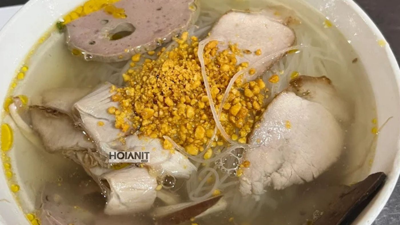 Dù là ăn vỉa hè nhưng trình bày đẹp, topping tươi, nước dùng ngon ngọt, rất hấp dẫn