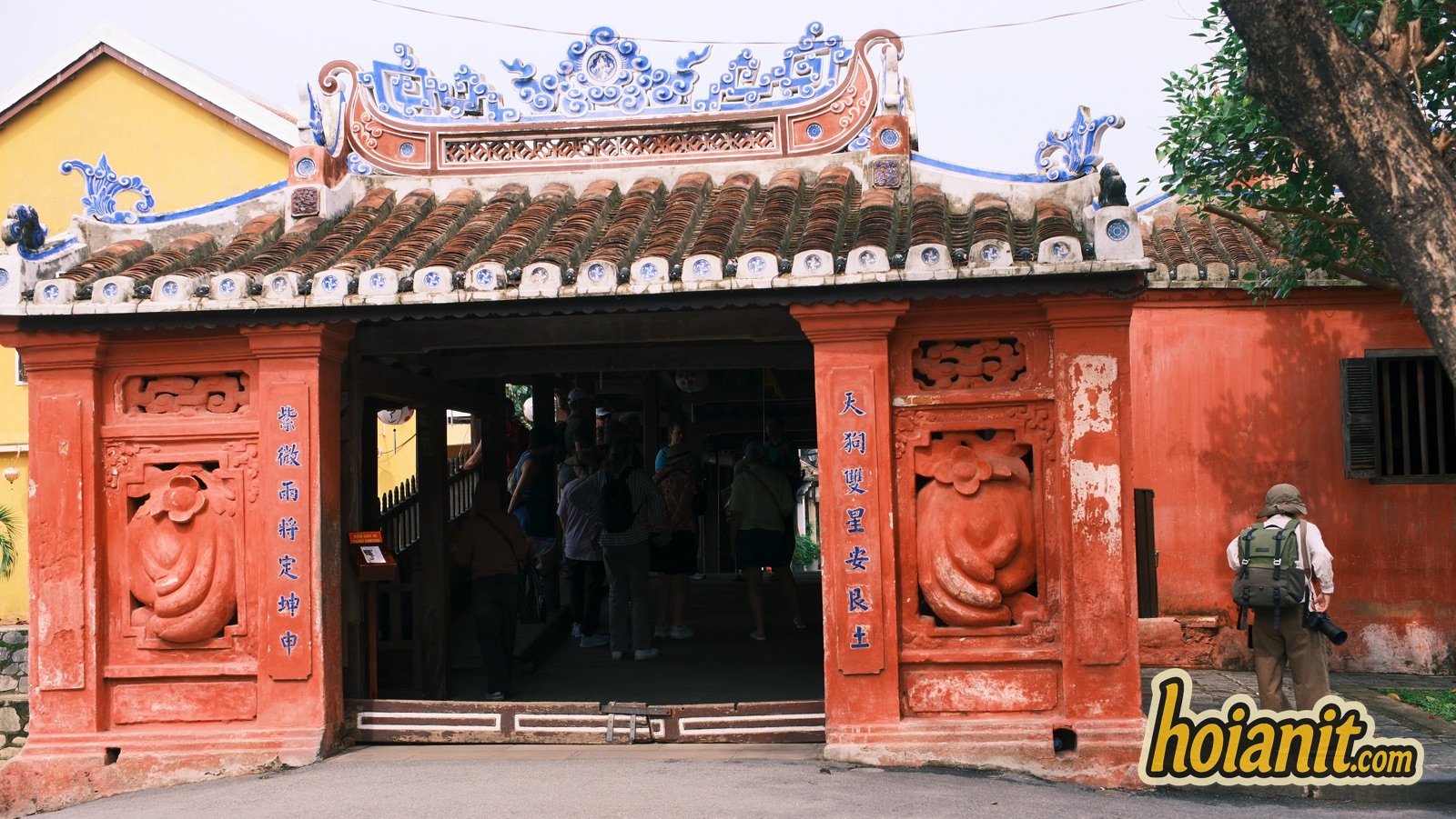 japanese bridge hoi an chua cau1 Entrance portal of the Japanese Covered Bridge in Hoi An with visitors walking through
