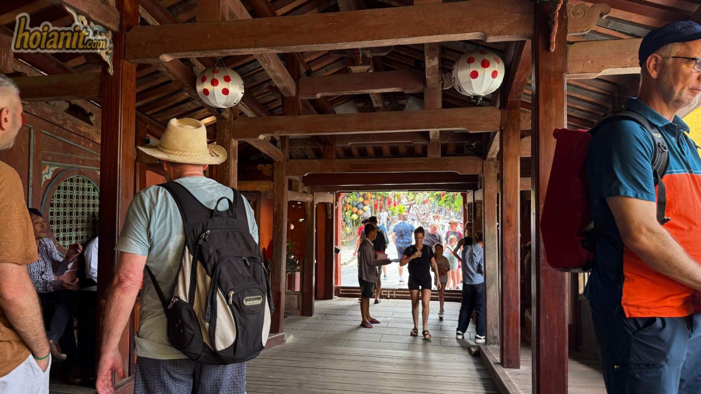 Japanese Covered Bridge Hoi An printed on 20,000 VND banknote