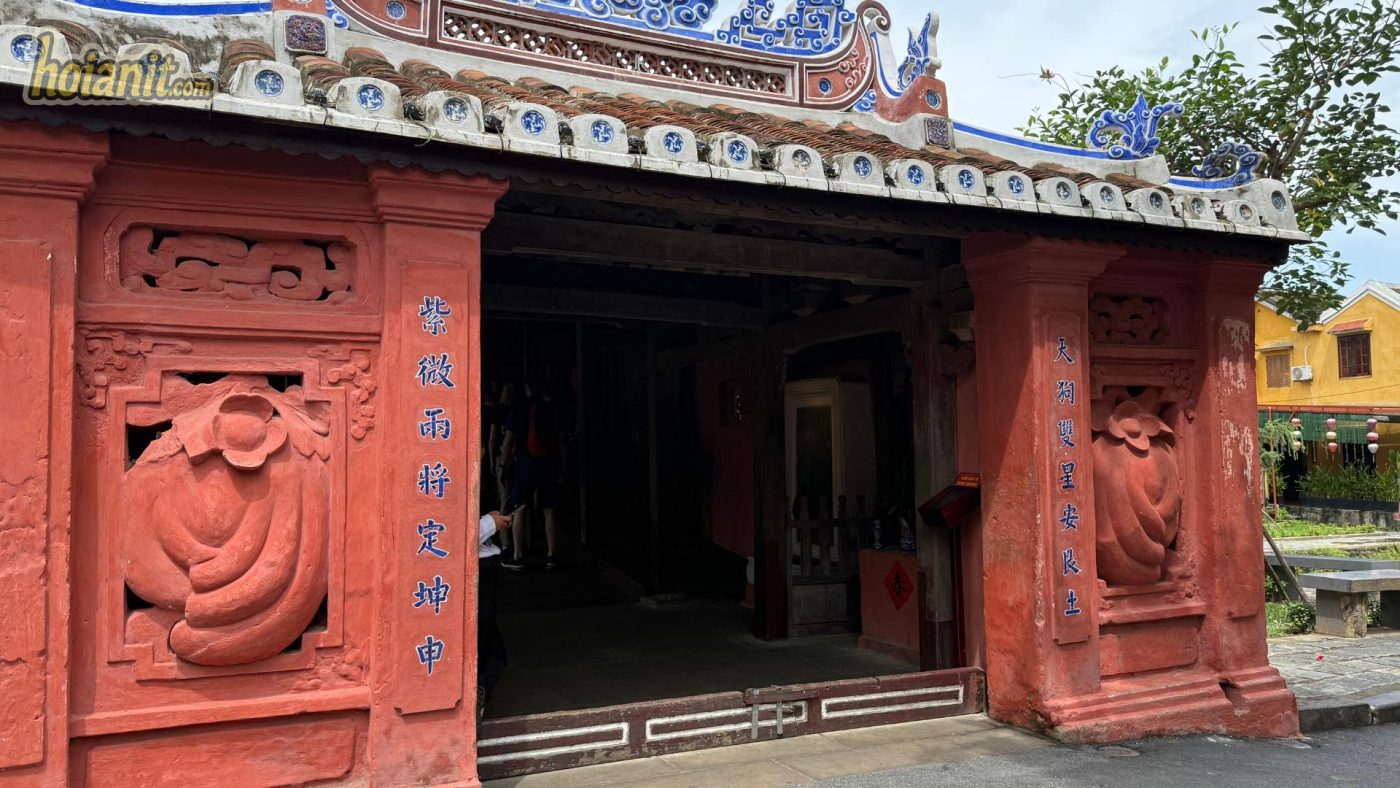 Dog and monkey statues at the entrance of the Japanese Bridge Hoi An