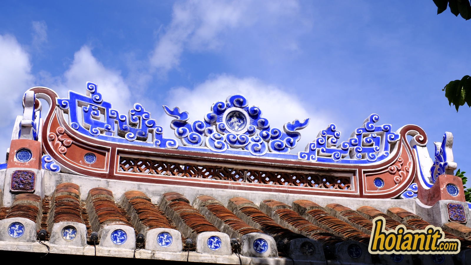 japanese covered bridge4 Ceramic shard mosaic along the roof ridge of the Japanese Covered Bridge in Hoi An