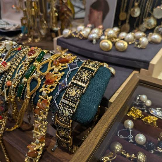 Pearl and silver jewelry sold at jewelry shops in Hoi An, sourced from Cham Island