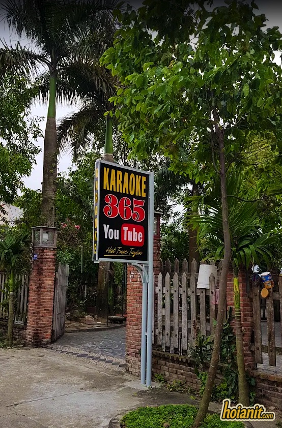 Biển hiệu Karaoke 365 ở cổng vào, Tôn Đức Thắng, Hội An