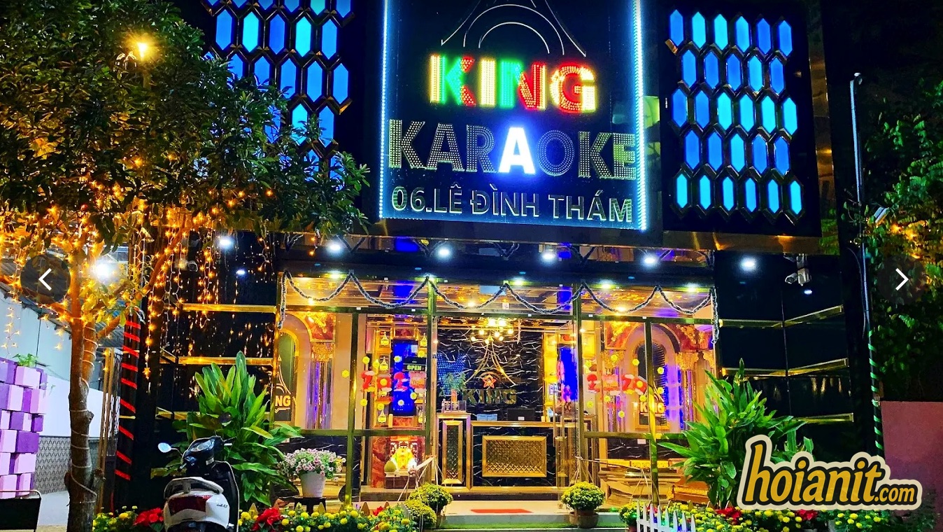 Mặt tiền quán karaoke A King Hội An buổi tối