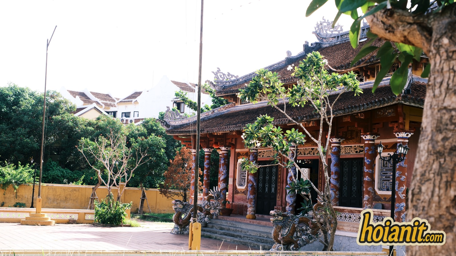 khong mieu hoi an5 Nhà tiền đường Khổng miếu Hội An với hàng cột đắp rồng và mái ngói cổ
