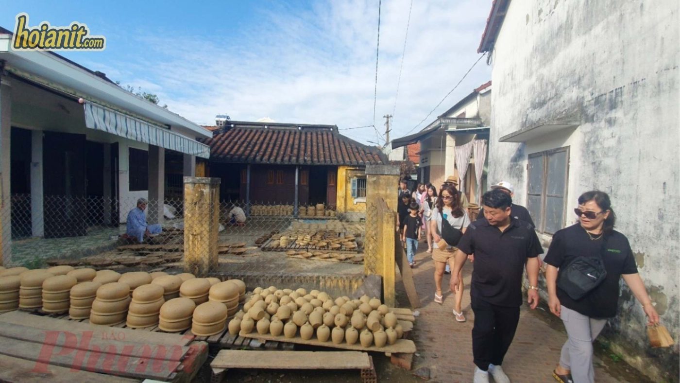 la%CC%80ng go%CC%82%CC%81m Thanh Ha%CC%80 Ho%CC%A3%CC%82i An 7 Potter shaping clay on a wheel at Thanh Ha Pottery Village near Hoi An