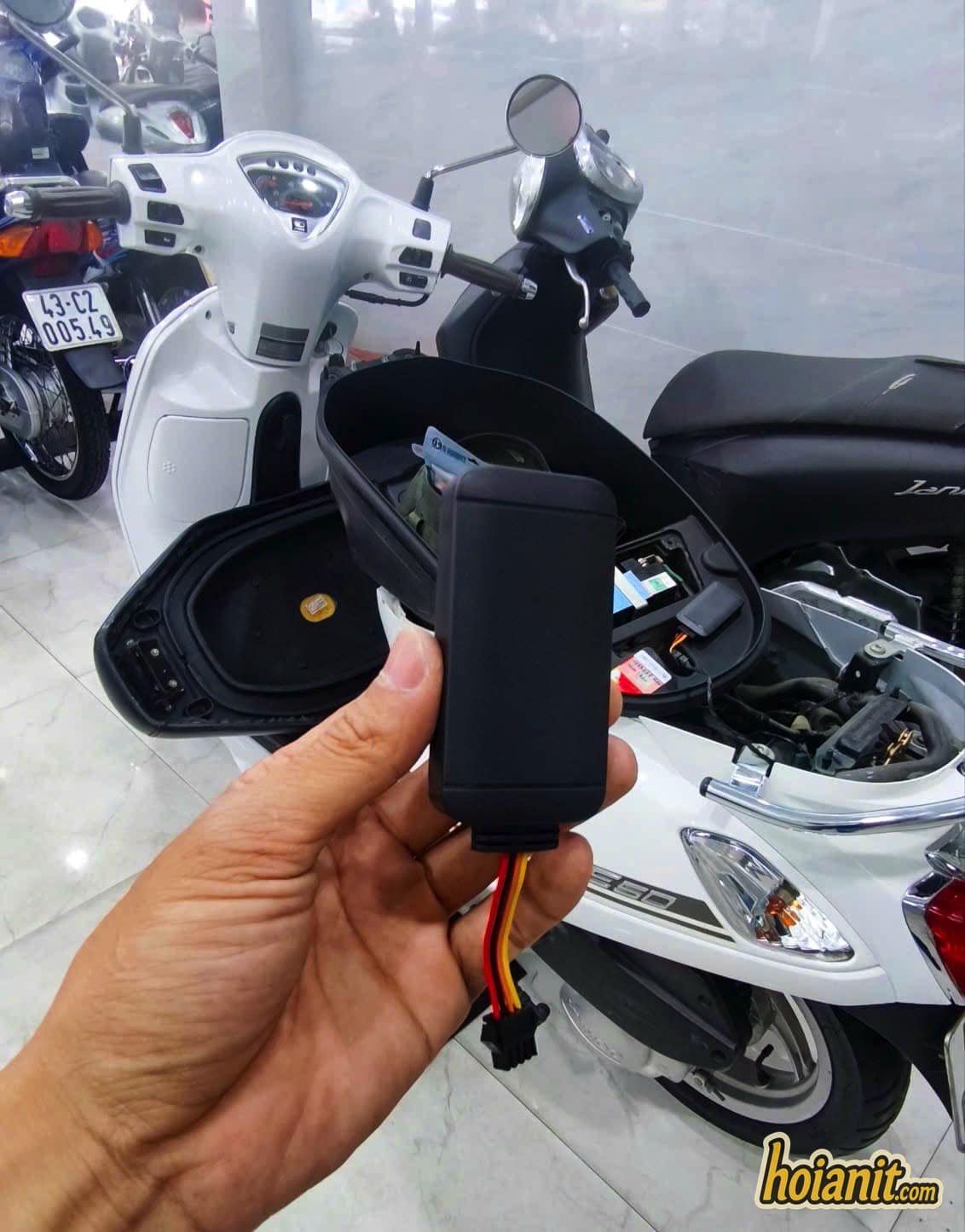 Thiết bị định vị GPS chống trộm trước khi lắp âm vào xe tay ga tại Hội An