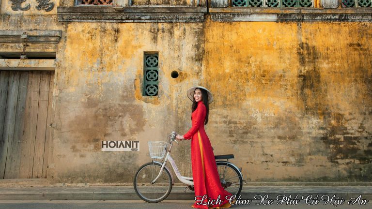 Du khách đi bộ dạo phố cổ Hội An