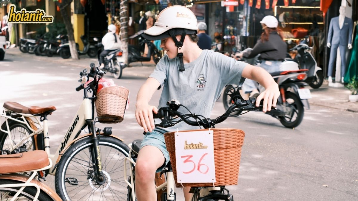 Balade en vélo électrique dans la vieille ville de Hoi An avec casque fourni