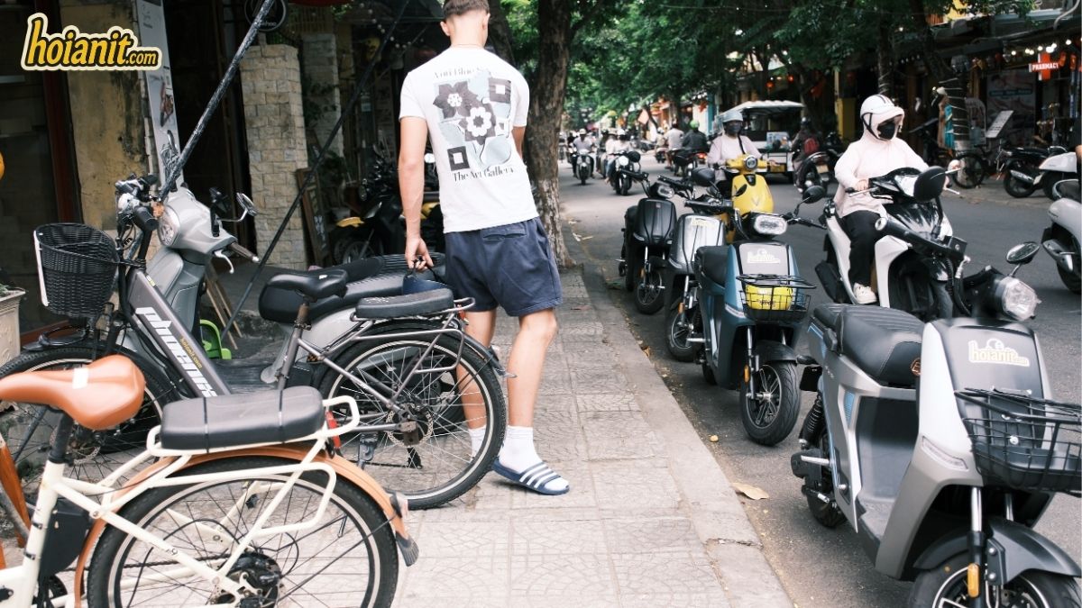 Flotte de vélos et scooters électriques devant la boutique Anh Khoa à Hoi An