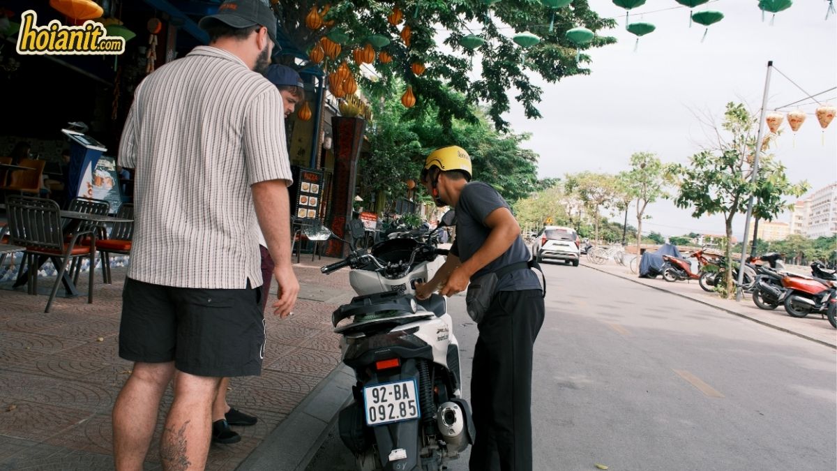 Remise d'un scooter par l'équipe Anh Khoa au bord de la rivière à Hoi An
