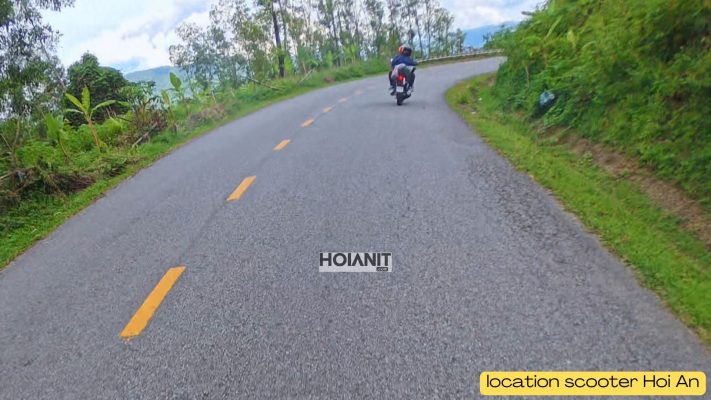 Couple en voyage avec location moto électrique Hoi An