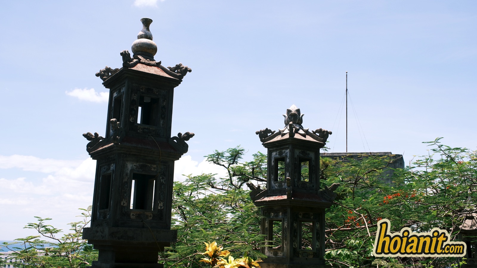 Hai tháp đá trên đỉnh Thủy Sơn nhìn ra trời, Ngũ Hành Sơn
