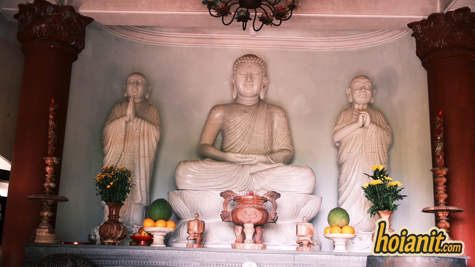 Ba pho tượng Phật đá trắng trong điện thờ tại Ngũ Hành Sơn
