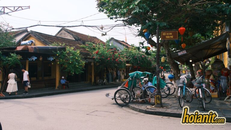 Đường Trần Phú trước Hội quán Quảng Đông Hội An với xích lô chờ khách