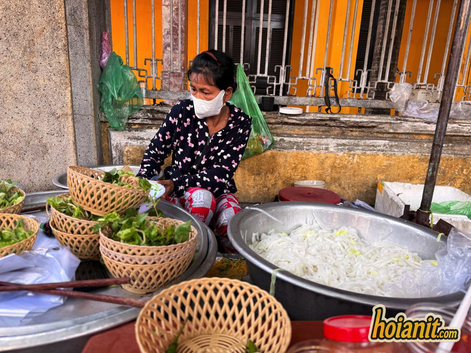 Quán Mì Quảng Cô Bảy trên vỉa hè số 03 Nguyễn Huệ, Hội An